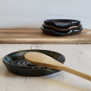 Spoon rest averages 5-6" wide with a flat spot for the handle to rest.