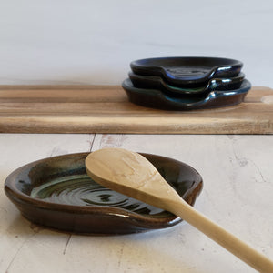 Spoon rest averages 5-6" wide with a flat spot for the handle to rest.